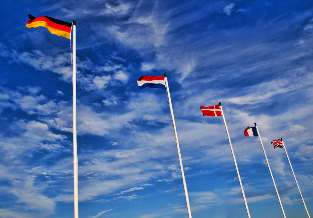 International, aber nicht virtuell: Flaggen. Bild: Andres [https://www.flickr.com/photos/sheepies/3626054198 "Fly the flag"] [https://creativecommons.org/licenses/by-nc/2.0/ CC-BY-NC 2.0] via [https://www.flickr.com flickr.com]