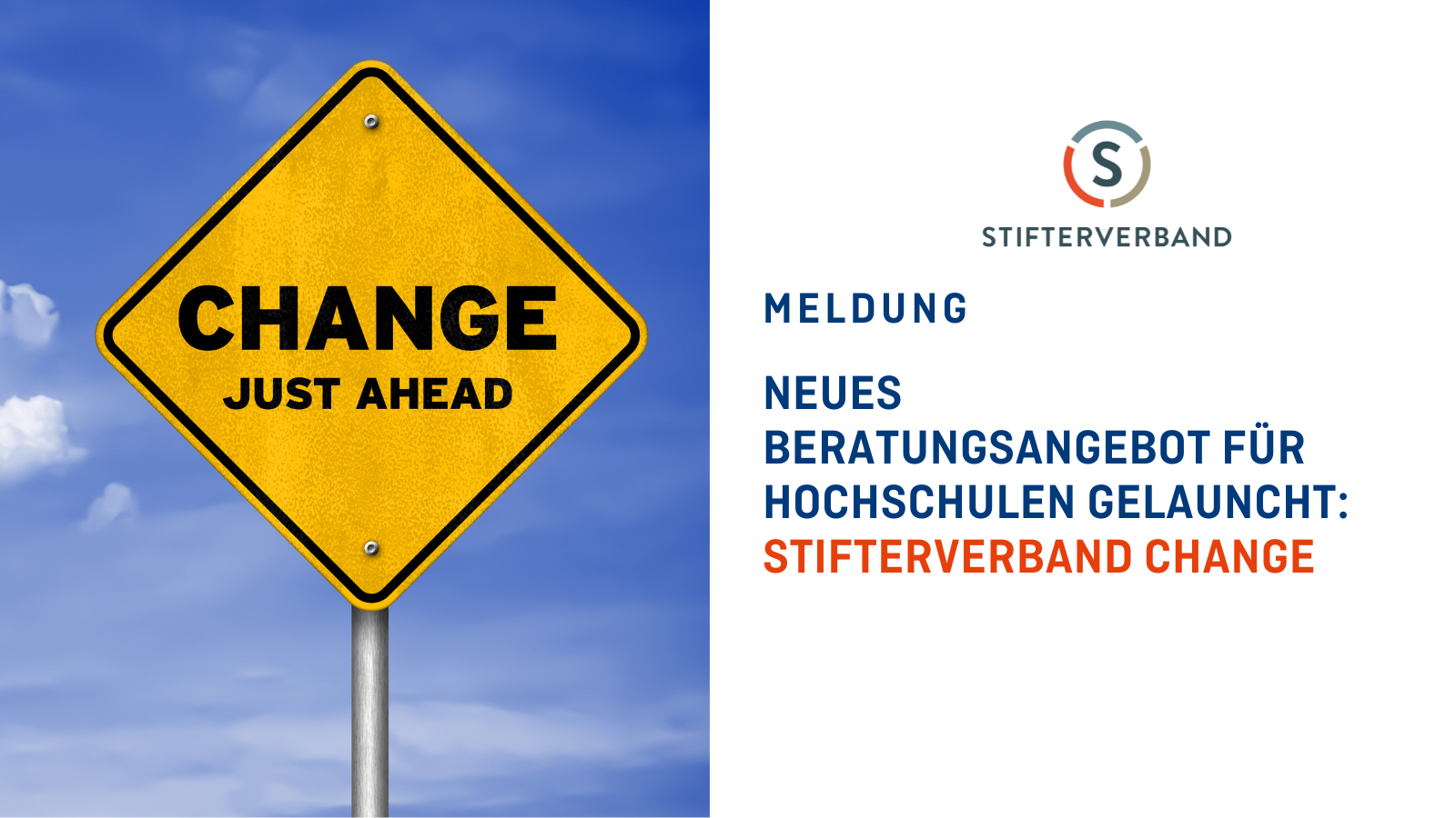 Bild zeigt ein Straßenschild, auf dem "Change Just Ahead" steht. Damit wird angekündigt, dass vom Stiftverband das Beratungs- und Weiterbildungsangebot Stifterverband Change für Hochschulen gelauncht wurde.