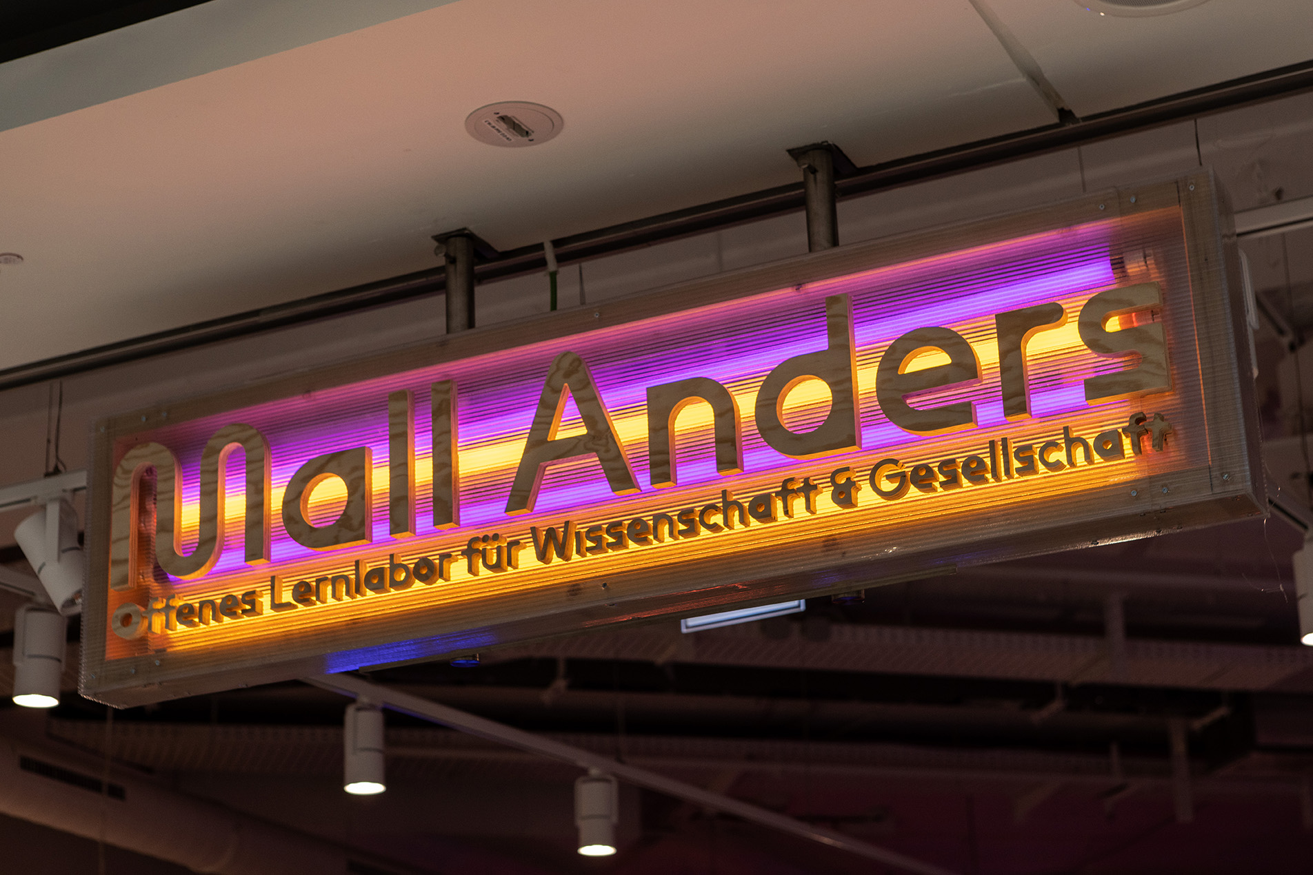 Foto zeigt leuchtendes Display mit der Aufschrift "Mall Anders - Offenes Lernlabor für Wissenschaft & Gesellschaft"