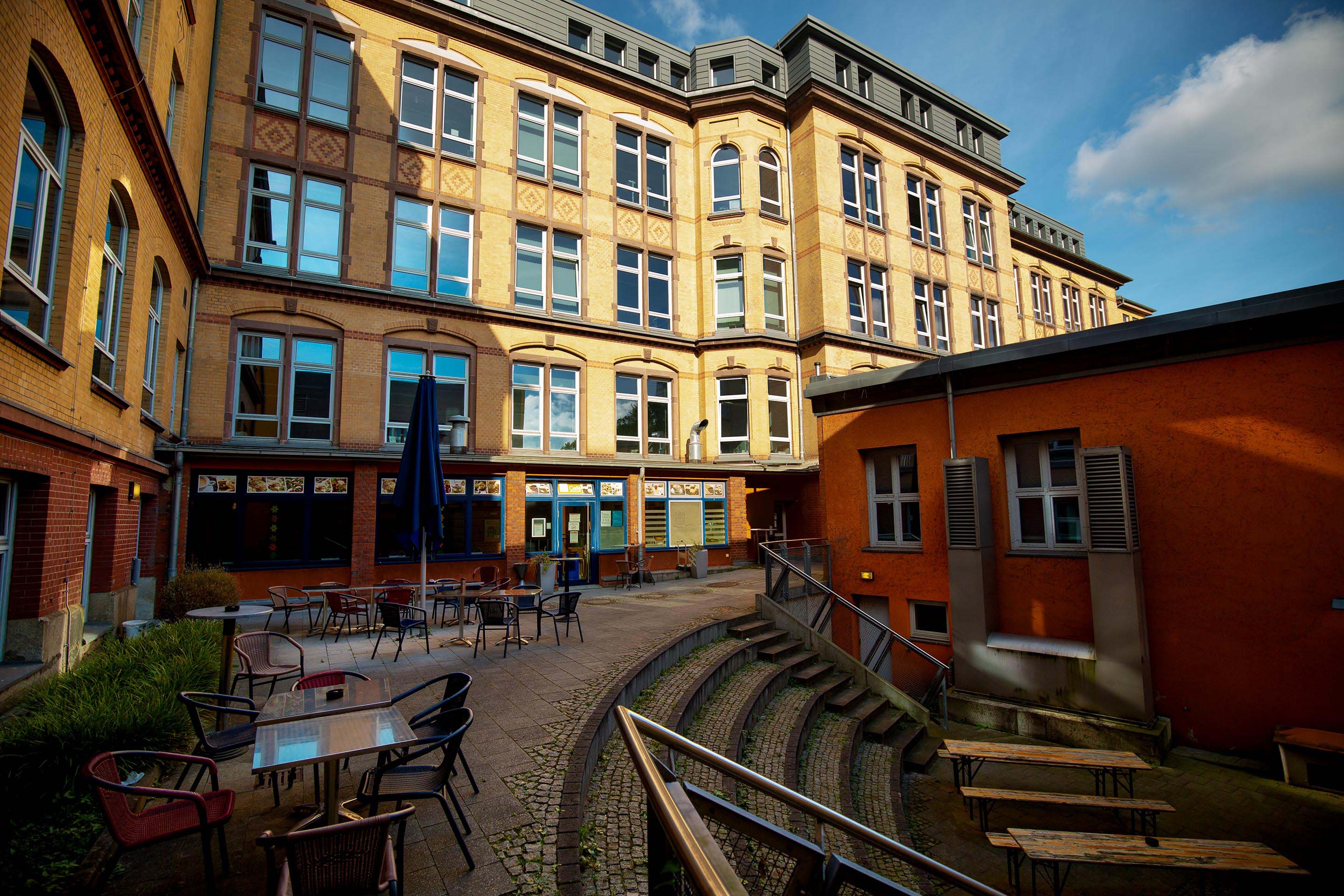 Synchrone Termine zum Masterstudiengang Higher Education finden auf dem Campus der Universität Hamburg statt. Gebäudeansicht.