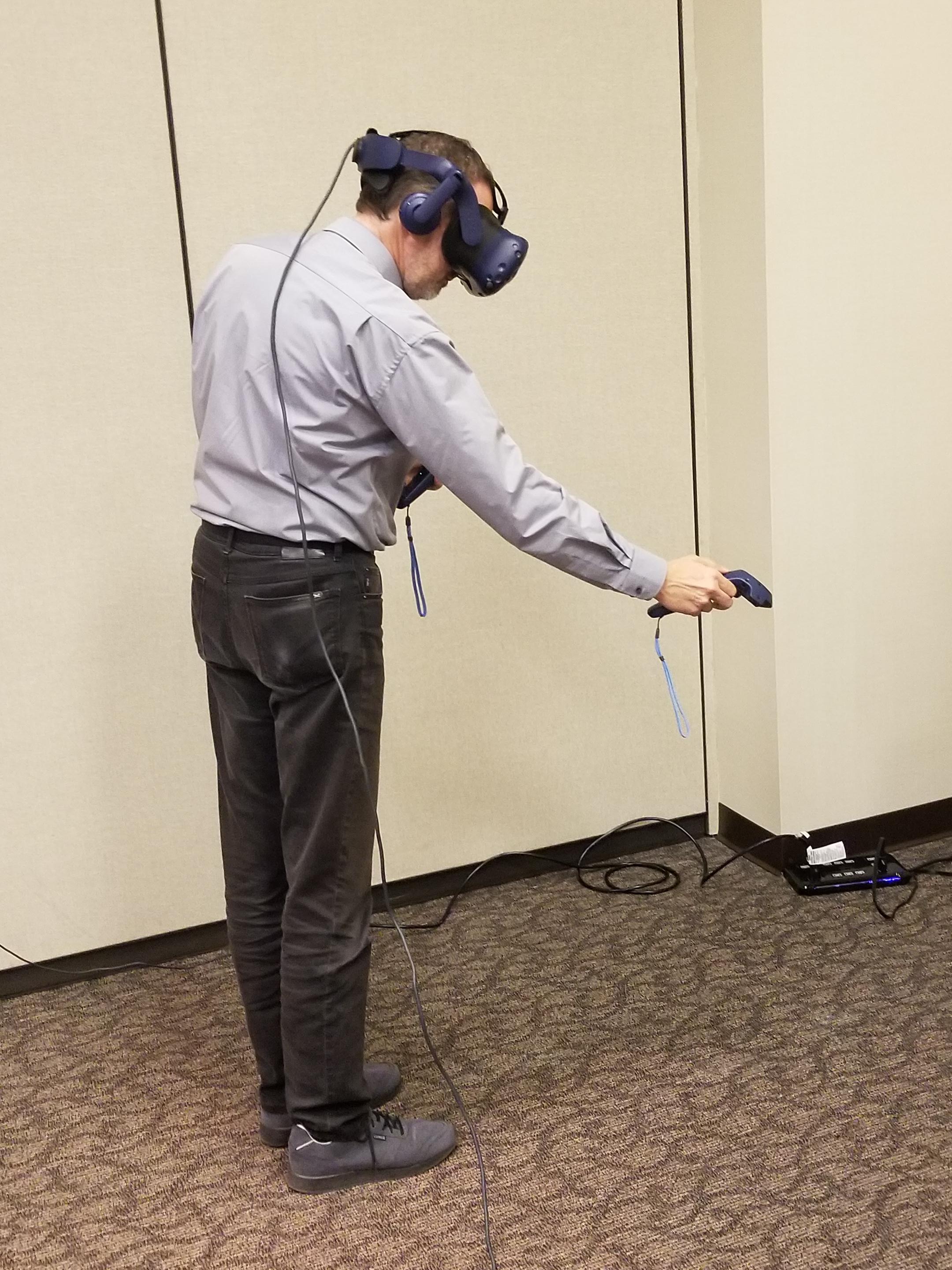Marco Winzker bei der VR-Anwendung
