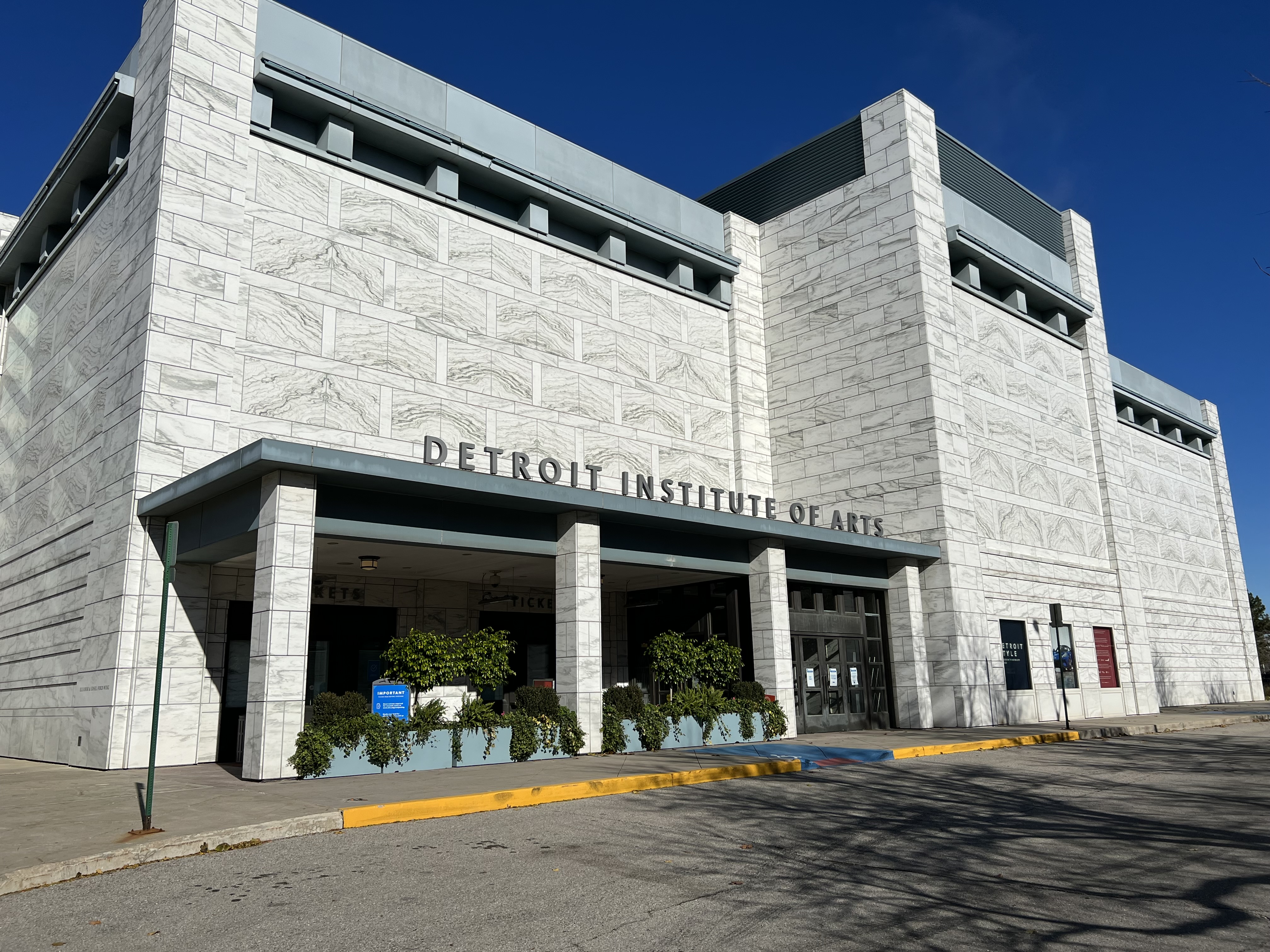 Ein modernes Gebäude, Schriftzug: Detroit Institute of Art