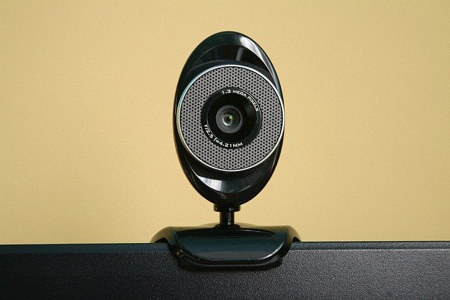 Webcam vor beigem, neutralem Hintergrund