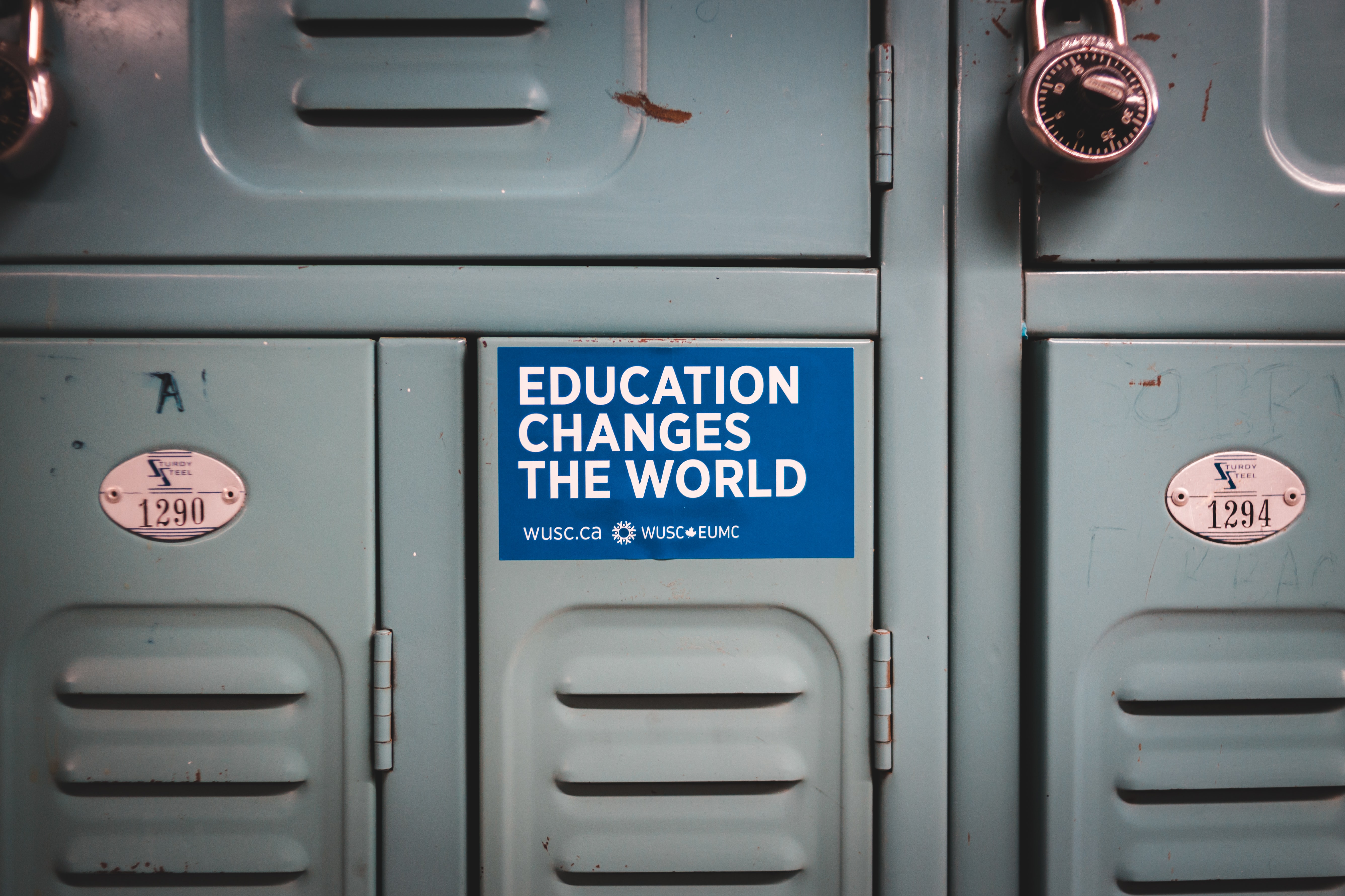 Spind mit dem Sticker: Education changes the World