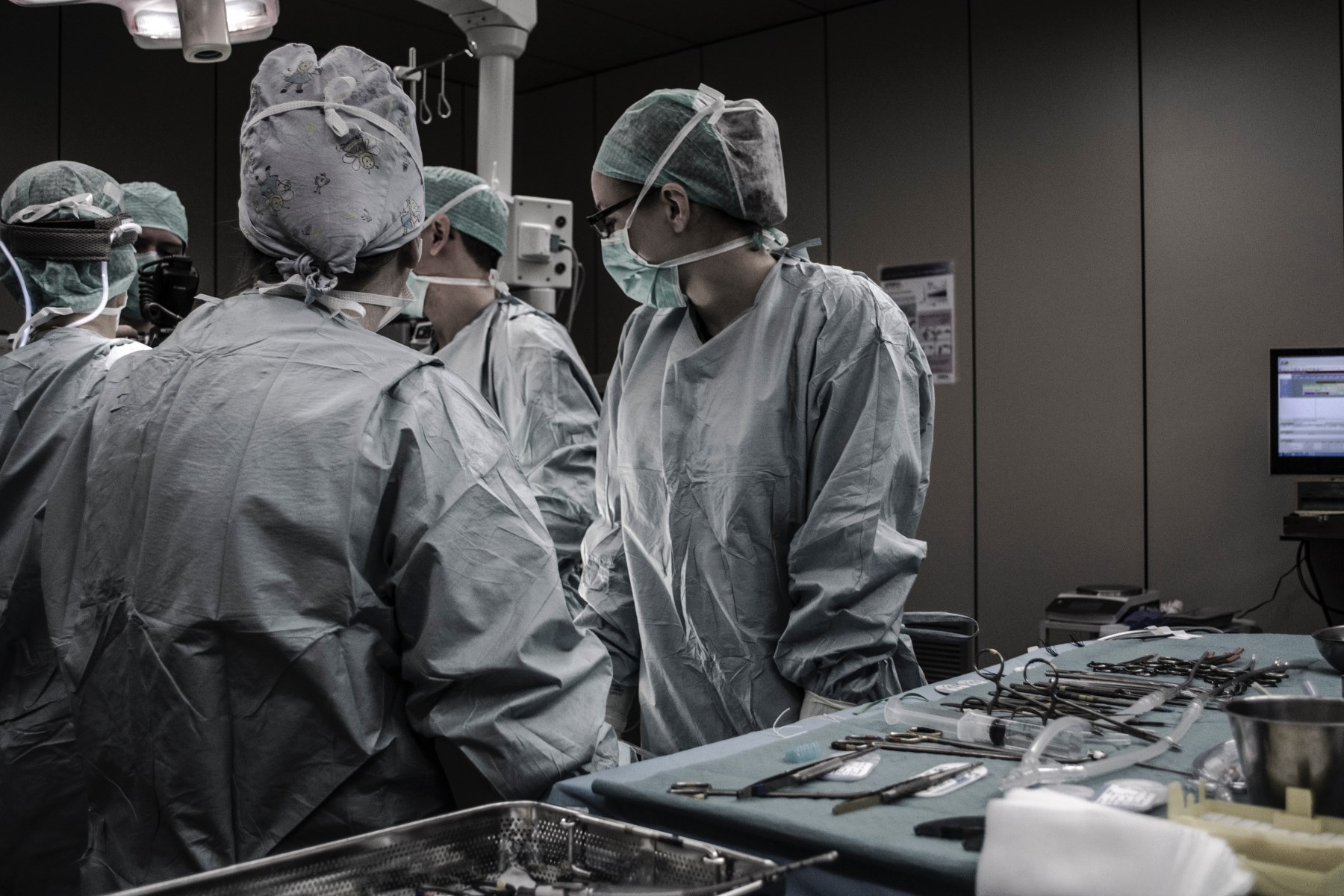 Will robots do the surgery in the future? Photo: [https://unsplash.com/photos/U4FyCp3-KzY Piron Guillaume]