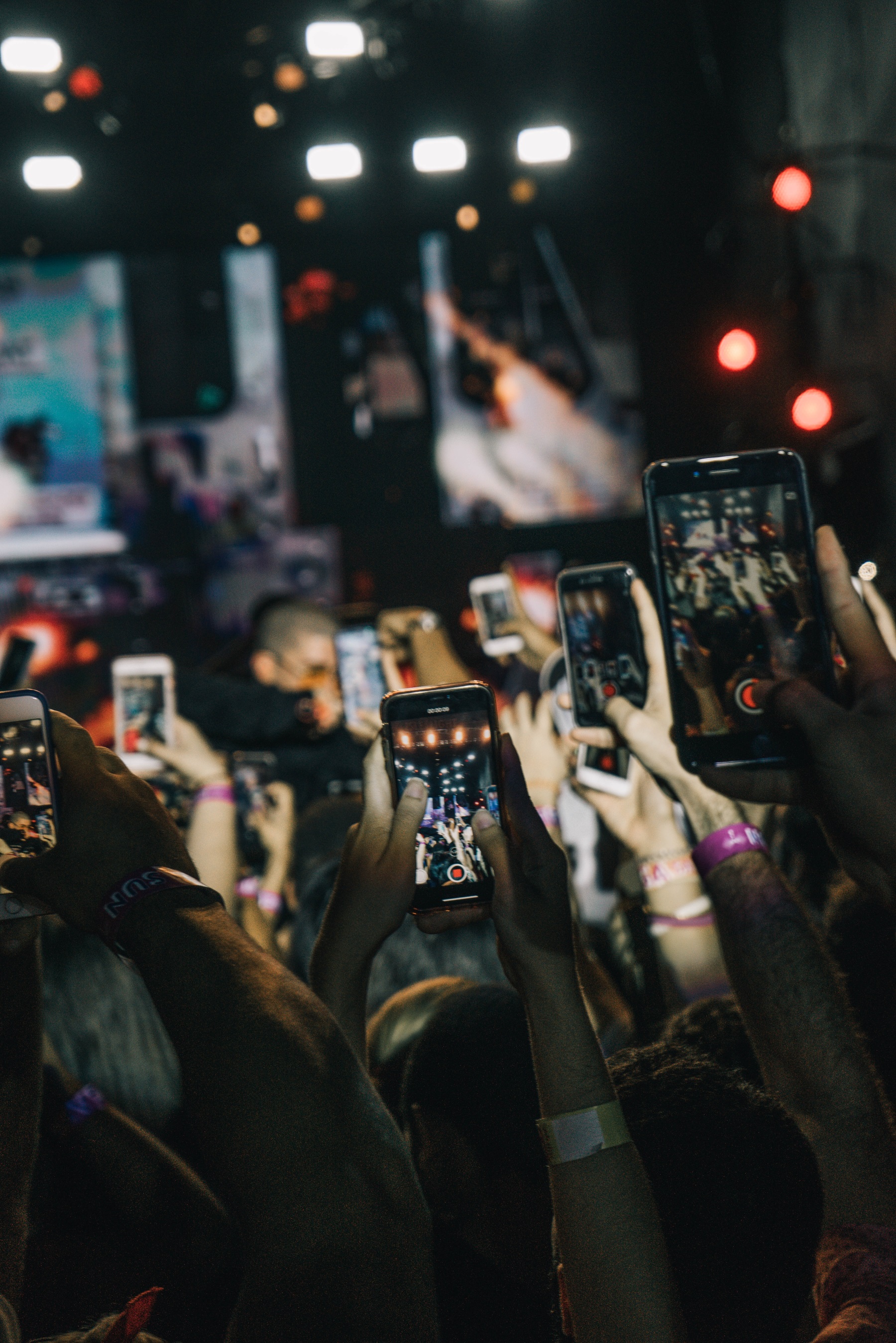 Viele Smartphones filmen ein Konzert