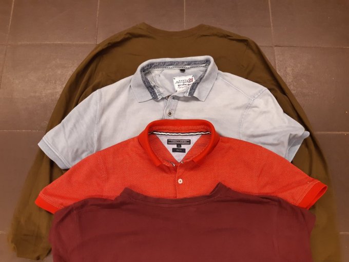 vier verschiedene Shirts in braun, grau, rot und weinrot