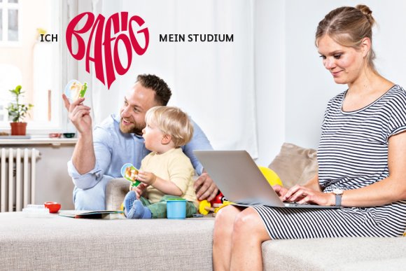 Mann, Frau, Kind und Laptop