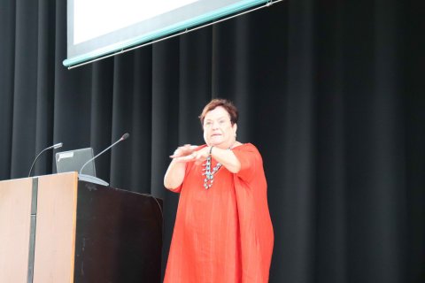 Bild von Prof. Dr. Patricia Alexander während ihres Vortrags auf der Bühne