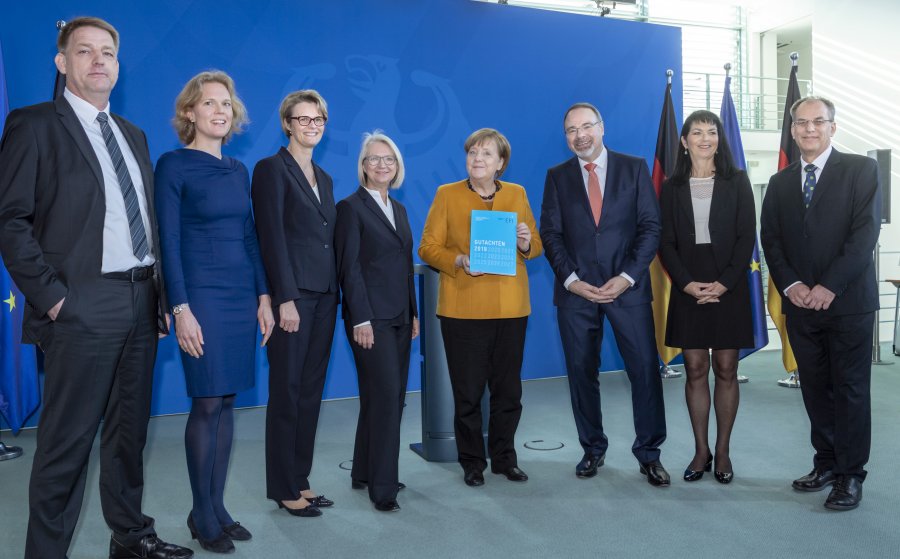 Übergabe des EFI-Jahresgutachtens 2019 an Bundeskanzlerin Angela Merkel.