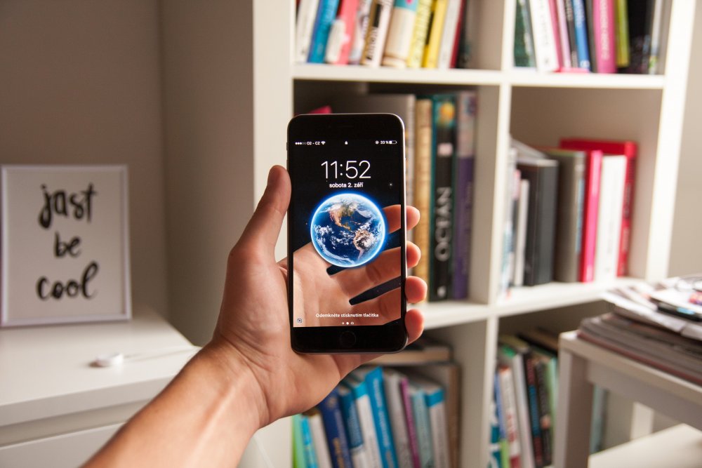 Smartphone mit Augmented-Reality-Anwendung