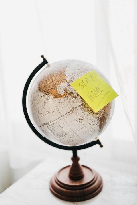 Globus mit Post It &quot;Stay home!&quot;