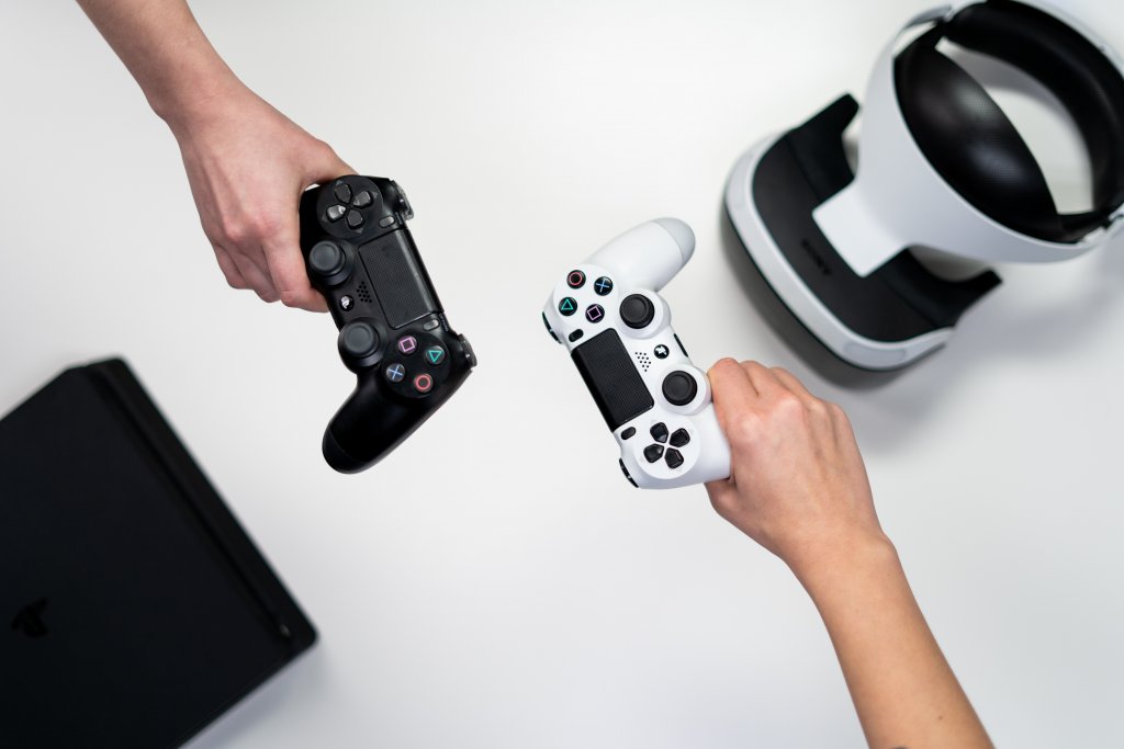 Bild mit zwei Spiel-Controllern