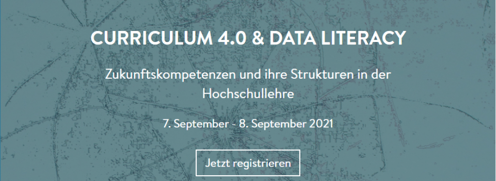 Text vor blaugrauem Hintergrund: Curriculum 4.0 &amp; Data Literacy. Zukunftskompetenzen und ihre Strukturen in der Hochschullehre. 7. - 8. September 2021. Jetzt registrieren!