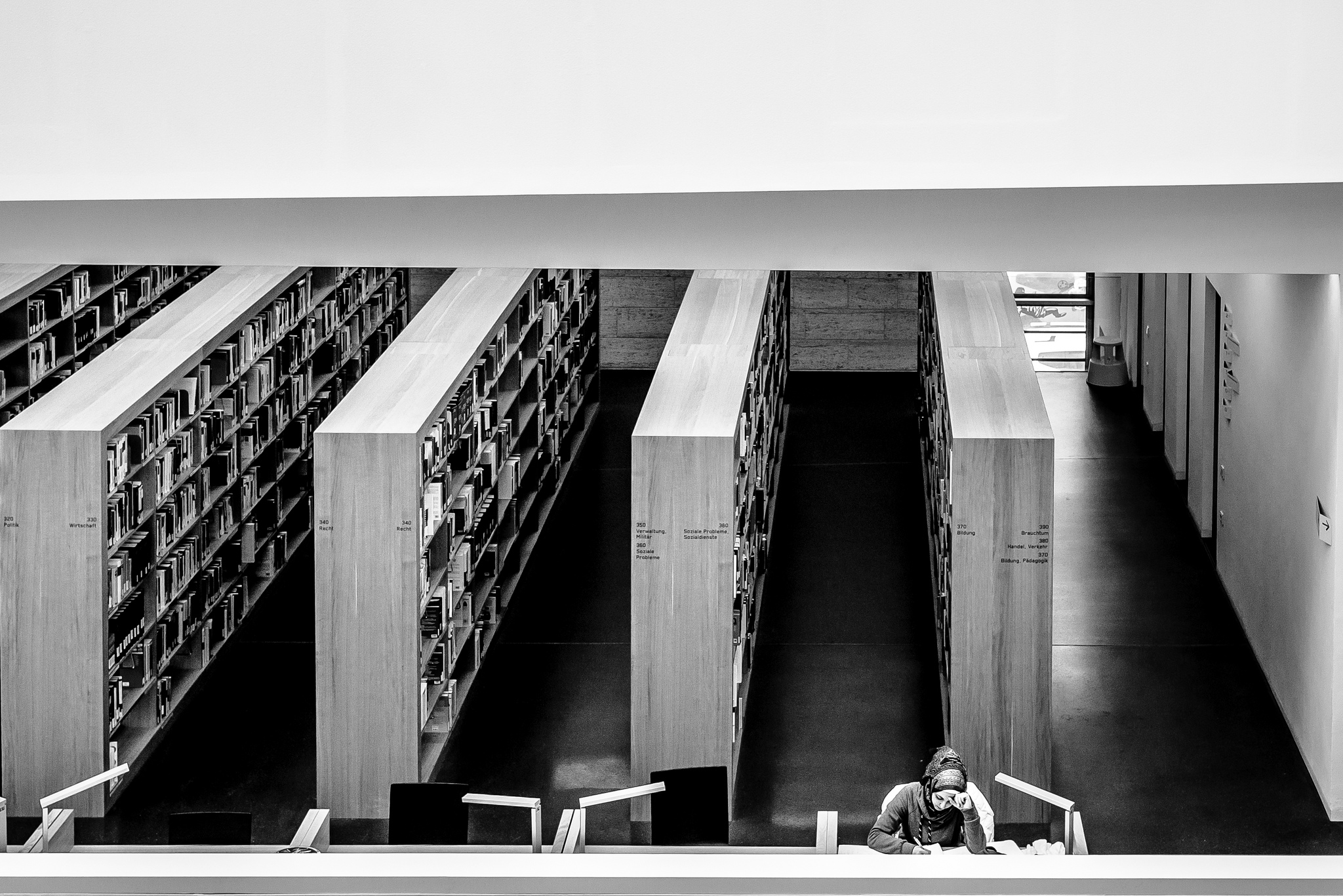 Studierende in Bibliothek: Ein besserer Zugang zum Studium für Flüchtlinge ist das Ziel des BMBF