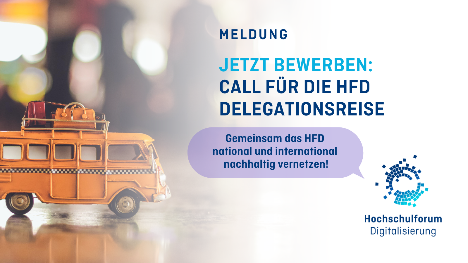 Foto linke Seite: Modell eines gelben Reisebusses mit Koffern auf dem Dach, verschwommener, bunter Hintergrund. Text rechte Seite: Meldung. Jetzt bewerben: Call für die HFD Delegationsreise. Gemeinsam das HFD national und international nachhaltig vernetzen!