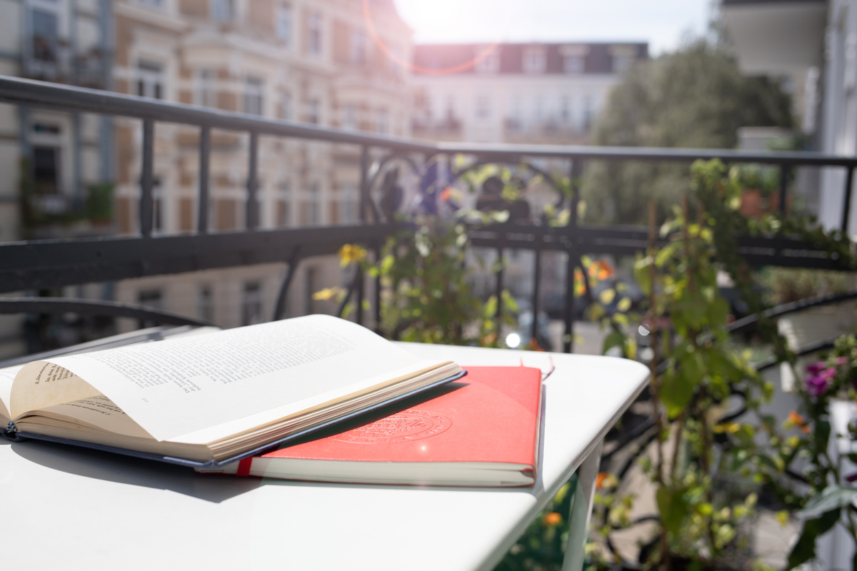 Symboldbild: Online-Lehre-Romantik – Lernen auf dem Balkon