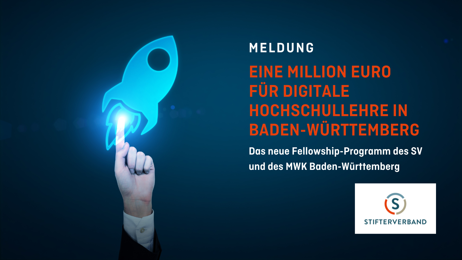 Auf dunkelblauem Hintergrund steht "Meldung. Eine Million für Digitale Hochschullehre in Baden-Württemberg. Das neue Fellowship-Programm des SV und des MWK Baden-Württemberg. Bewerbungsschluss 31.10.2022"; Unten rechts befindet sich das SV-Logo und auf der linken Seite ist ein Bild von einer Hand die auf eine Skizze einer Rakete zeigt.