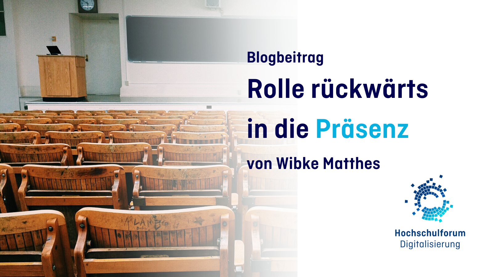 Bild: Ein leerer Vorlesungssaal mit Stuhlreihen und einer Tafel. Text: Blogbeitrag. Rolle rückwärts in die Präsenz. von Wibke Matthes.