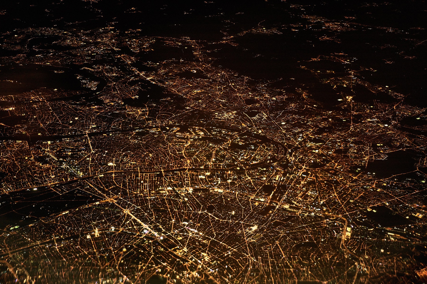 Paris bei Nacht: Die Lichter sind auch Datenquellen. Bild: [https://unsplash.com/photos/52gEprMkp7M Dennis Kummer]