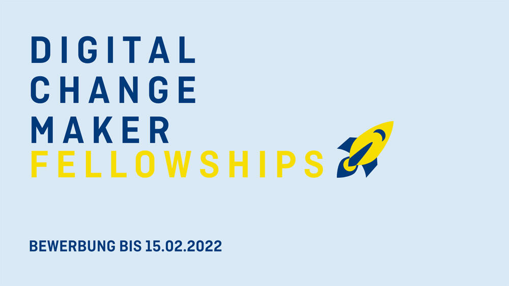 Text auf hellblauem Hintergrund: Digital Change Maker Fellowships. Bewerbung bis 15.2.2022. Grafische Abbildung einer Rakete in gelb und dunkelblau.