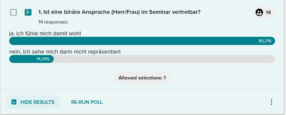 Die Frage „Ist eine binäre Ansprache im Seminar vertretbar?“ mit den Antwortoptionen „ja, ich fühle mich damit wohl“ oder „nein, ich sehe mich darin nicht repräsentiert“.