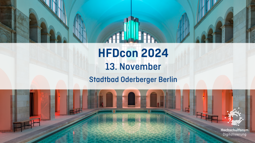 Termin und Ort der HFDcon 2024 (13.11.2024, Stadtbad Oderberger Berlin). Im Hintergrund ist ein Bild der historischen Schwimmhalle zu sehen.