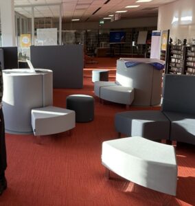 Das Learning Lab an der Uni Oldenburg mit flexiblen Sitz- und Stehmöglichkeiten.