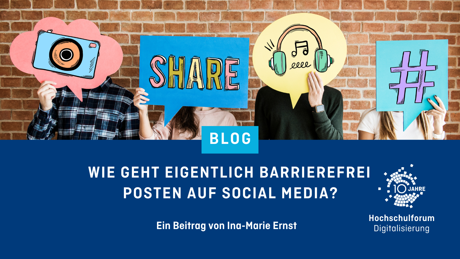 Im oberen Bild sind Sprechblasen mit einem Fotoapparat, dem Wort "Share", Kopfhörern und Hashtag abgebildet. Text in der unteren Bildhälfte: "Wie geht eigentlich barrierefrei Posten auf Social Media? Ein Beitrag von Ina-Marie Ernst." Logo rechts unten: 10 Jahre Hochschulforum Digitalisierung.