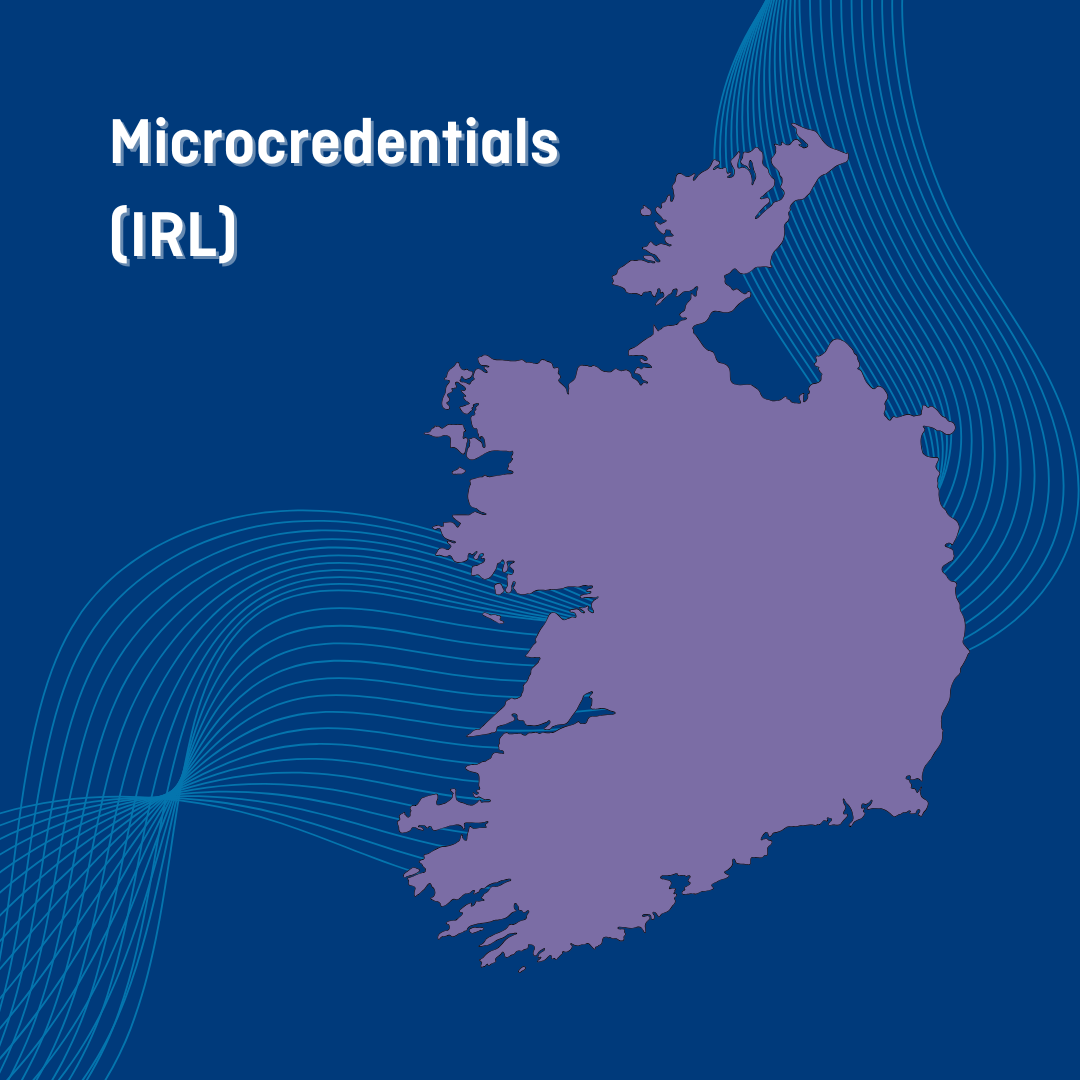 Der Umriss von Irland auf blauen Grund und das Thema der Reise: Microcredentials