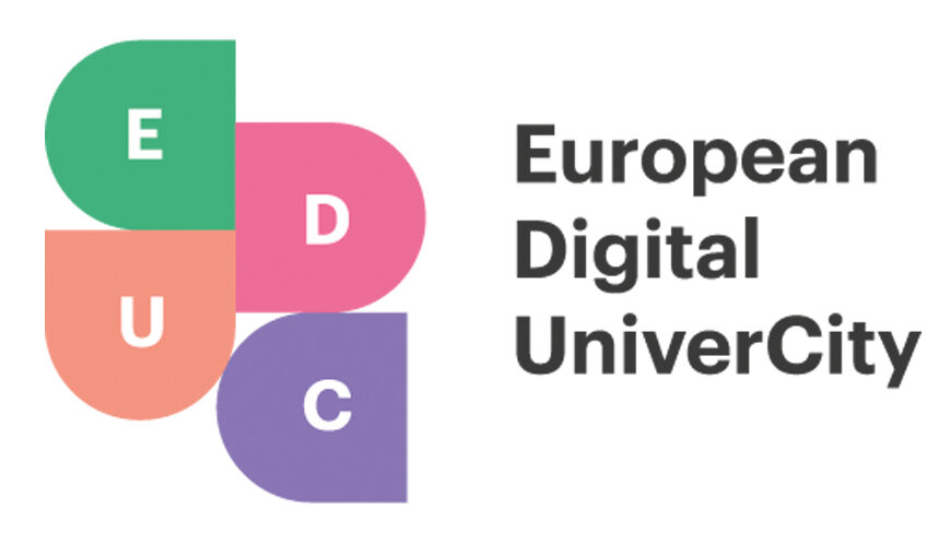 Das Logo der European Digital UniverCity zeigt rechts den Namen als Schriftzug. Links davon sind die Initialien E, D, U, C als bunt hinterlegte graphische Elemente angeordnet.