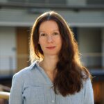 Portrait einer jungen Frau mit langen braunen Haaren