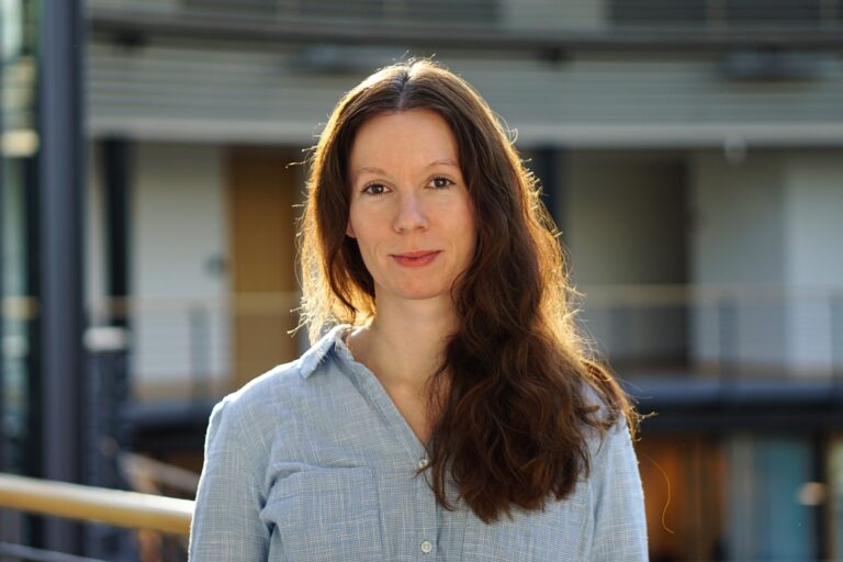 Portrait einer jungen Frau mit langen braunen Haaren