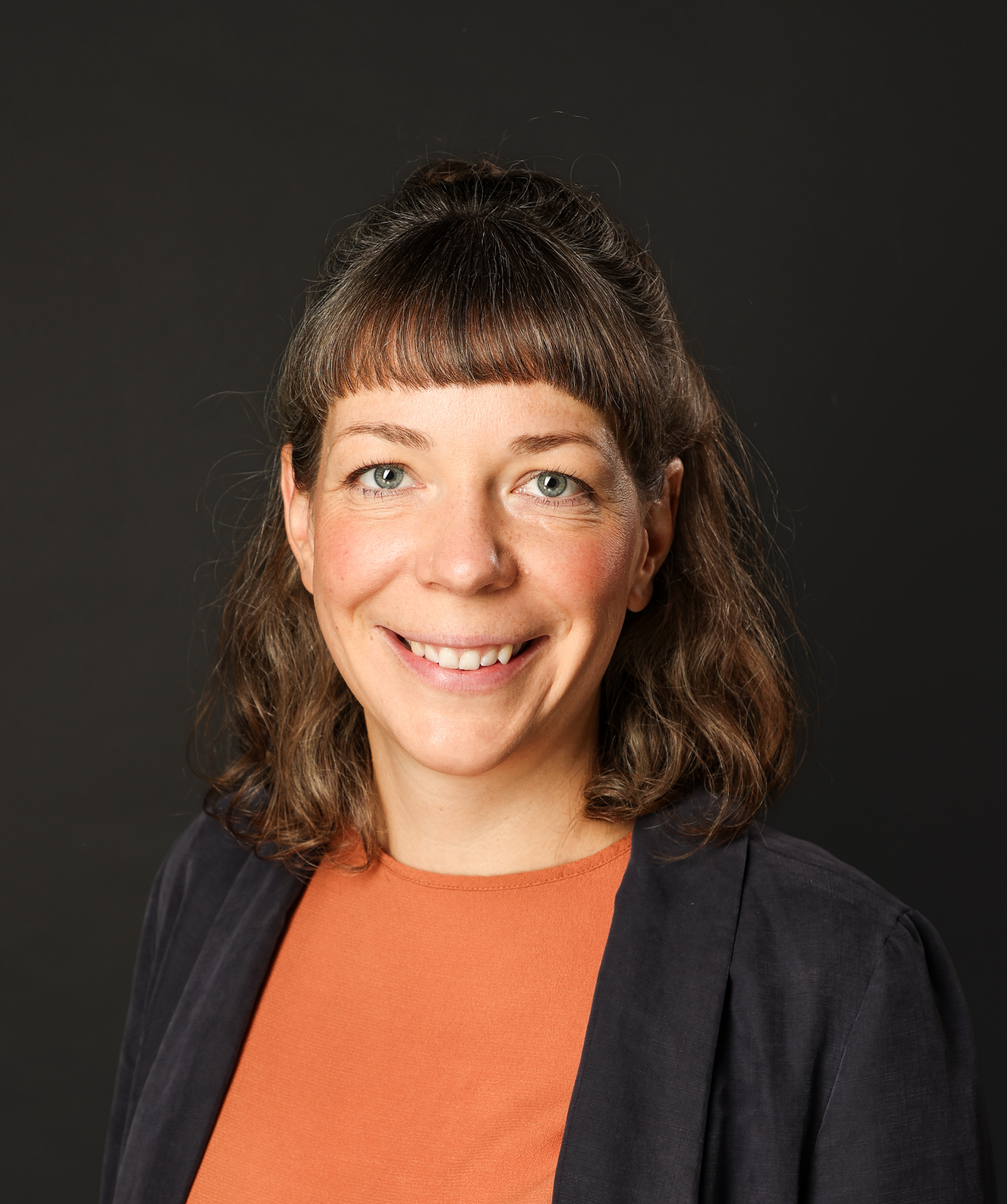 Portraitfoto einer Frau mit braunen Haaren