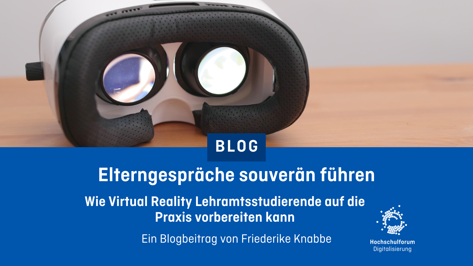 Ein Bild von einer Virtual-Reality-Brille und dem Text “Elterngespräche souverän führen: Wie Virtual Reality Lehramtsstudierende auf die Praxis vorbereiten kann. Ein Blogbeitrag von Frederike Knabbe.”