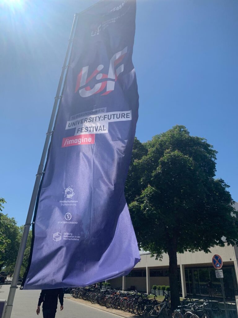 Eine Flagge des University:Future Festivals 2025
