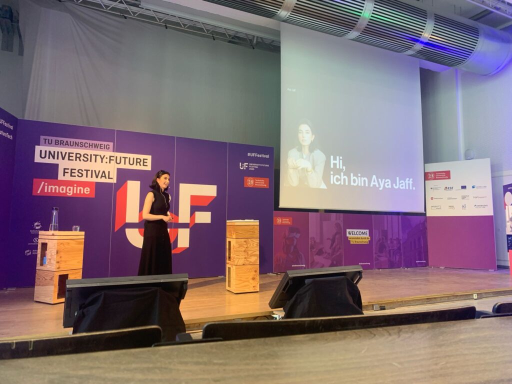 Eine Frau hält einen Vortrag auf der Braunschweiger Bühne des University:Future Festivals 2025