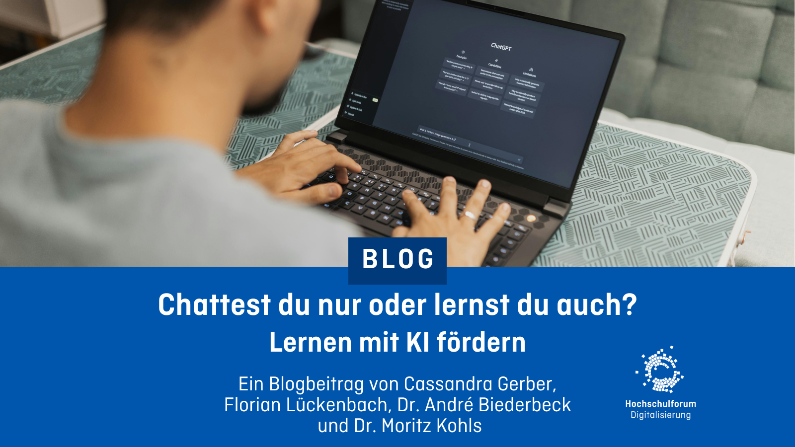 Foto von einem Studenten von hinten, der ChatGPT an seinem Laptop benutzt. Darunter der Text: Chattest du nur oder lernst du auch? Lernen mit KI fördern. Ein Blogbeitrag von Cassandra Gerber, Florian Lückenbach, Dr. André Biederbeck und Dr. Moritz Kohls