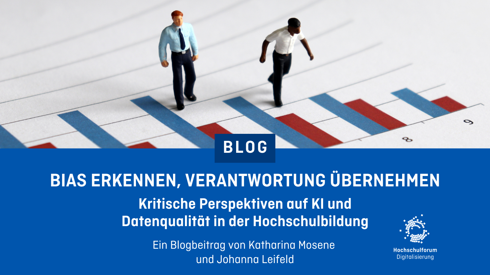 Sharepic. Obere Hälfte: Foto von zwei kleinen menschlichen Figuren, die auf einem ausgedruckten Säulendiagramm stehen. Untere Hälfte: Text: "Blog - Bias erkennen, Verantwortung übernehmen: Kritische Perspektiven auf KI und Datenqualität in der Hochschulbildung. Ein Blogbeitrag von Katharina Mosene und Johanna Leifeld" Unten rechts: Logo Hochschulforum Digitalisierung.