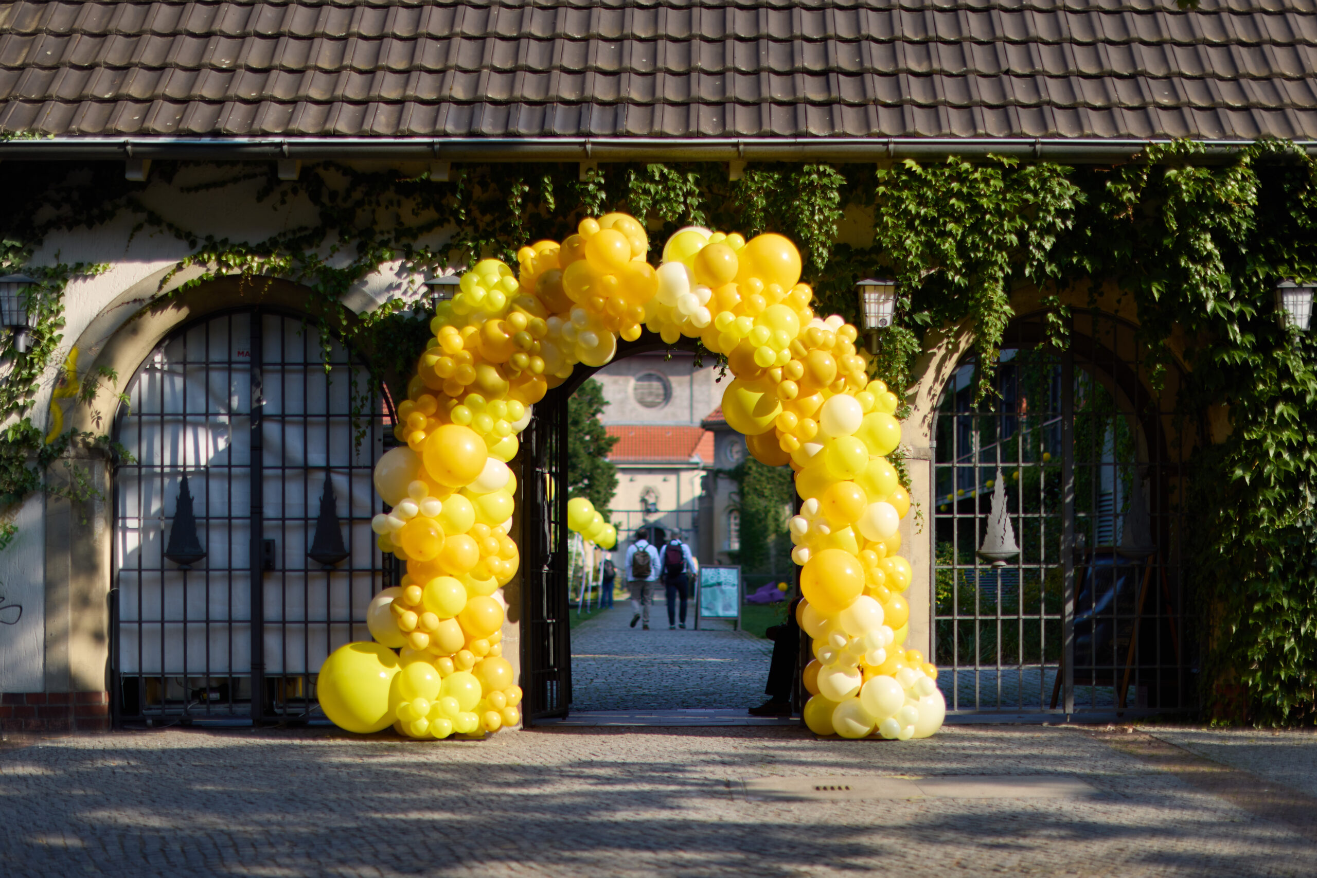 Geschmückter Eingang zum silent green
