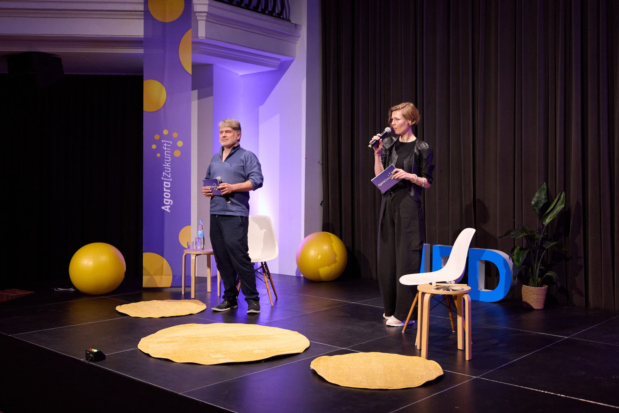Oliver Janoschka und Linh Friedrichs auf der Bühne des Plenums