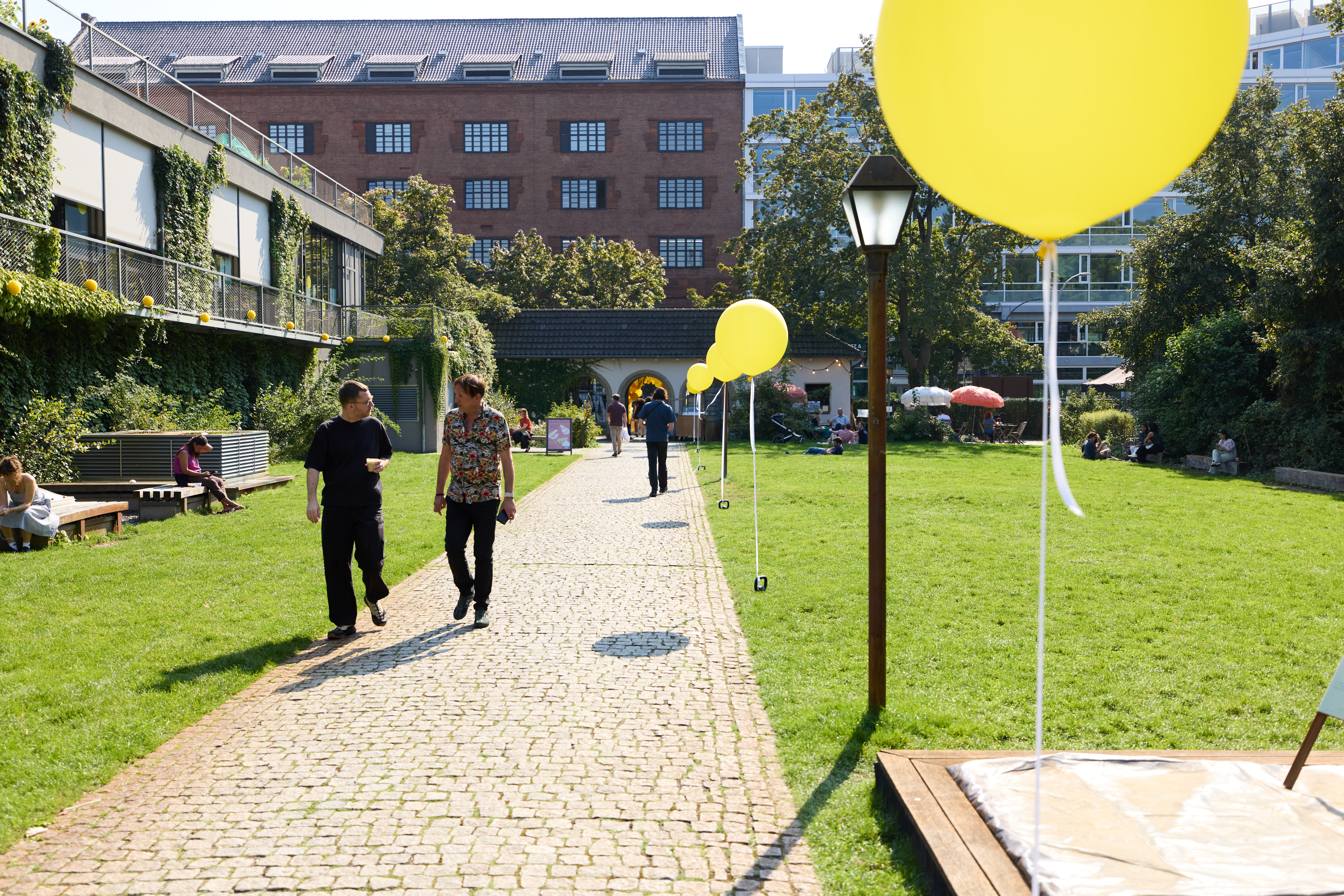 Luftballons im Garten des silent green