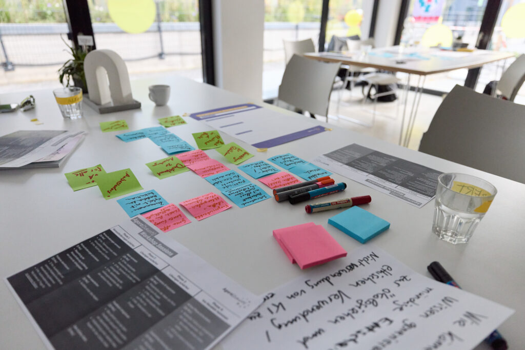 Post-Its und andere Materialien in einem Workshop-Raum