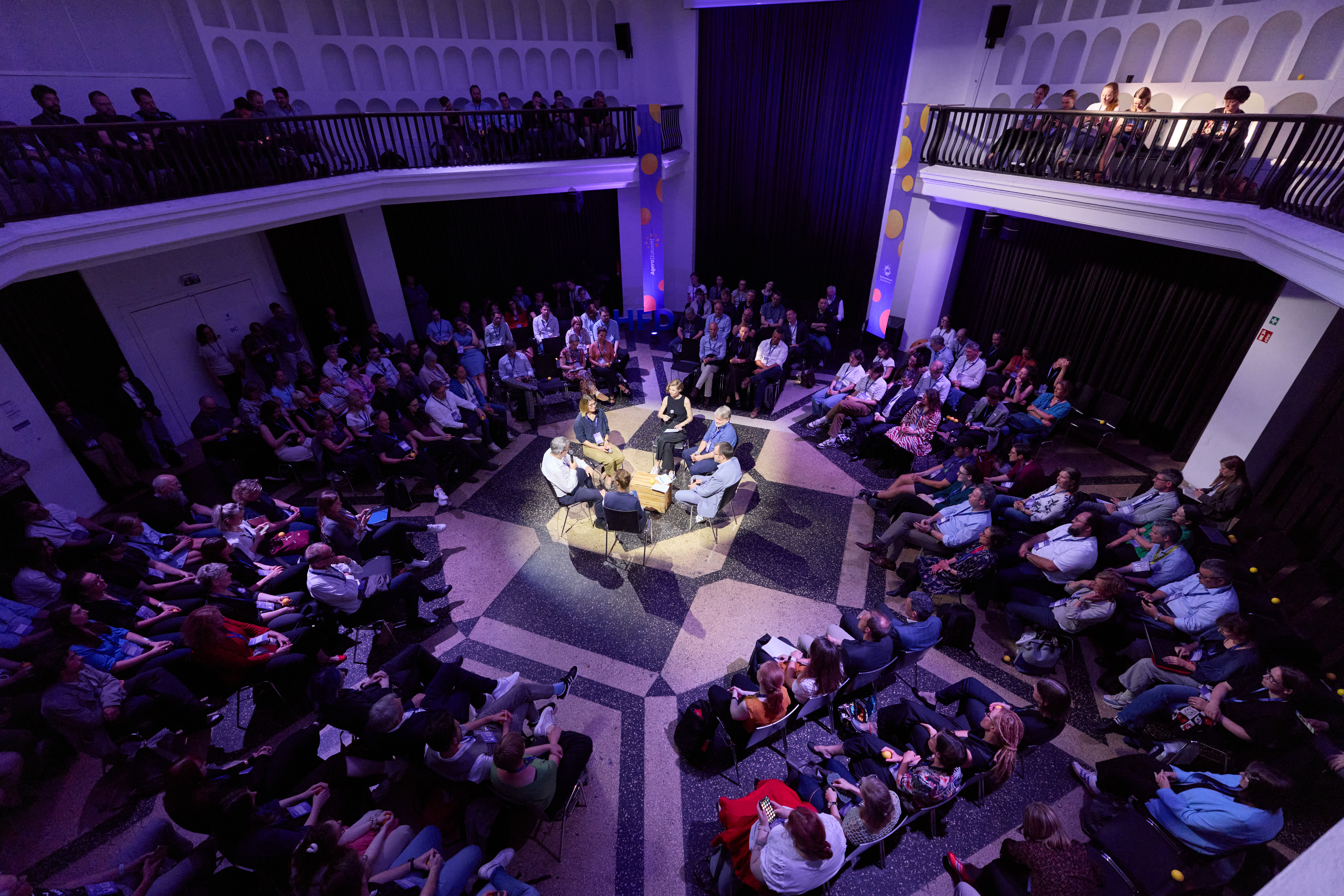 Fish Bowl Diskussion im Plenum von oben