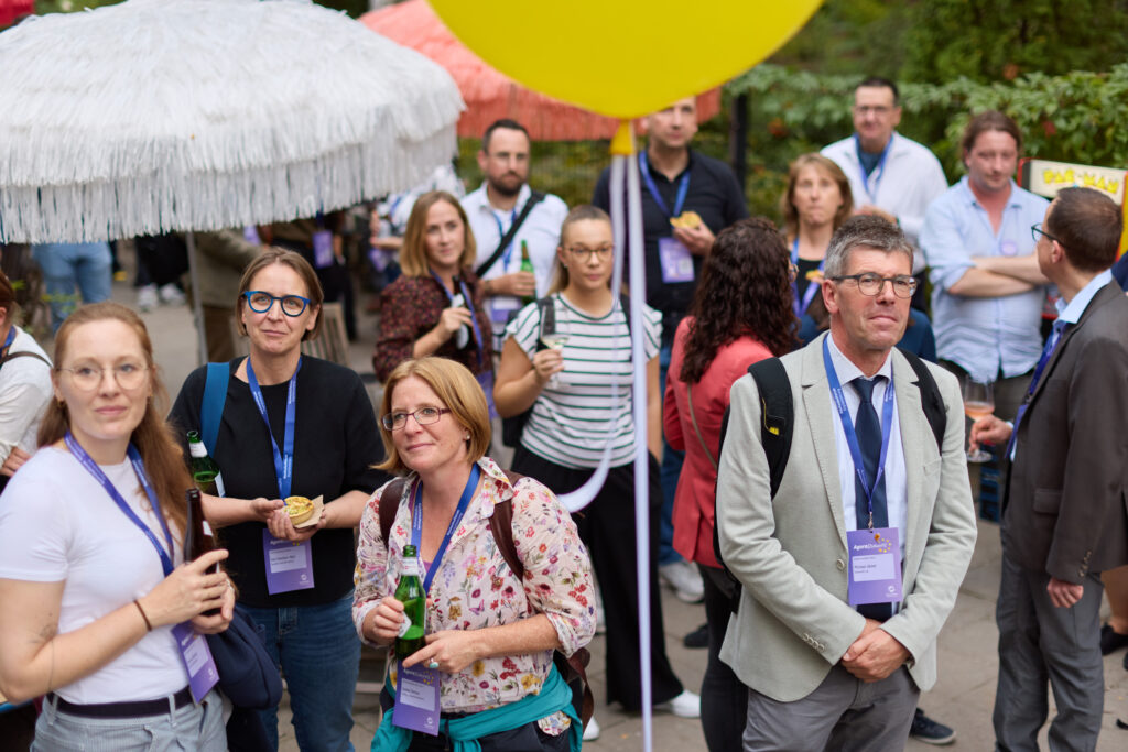 Menschen beim Ausklang auf dem Gelände des silent green