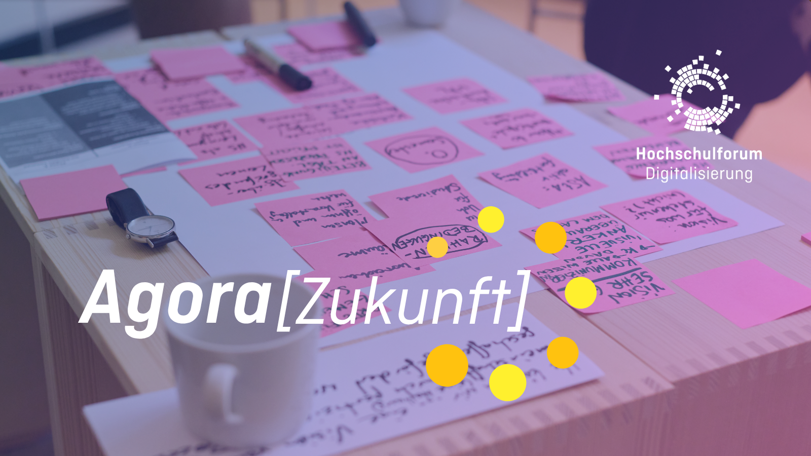 Website-Agora-Zukunft-1 Post-It-Sammlung auf einem Tisch, erstellt im Rahmen des Agora-Events 2025. Darauf Veranstaltungslogo und das Logo des HFD.