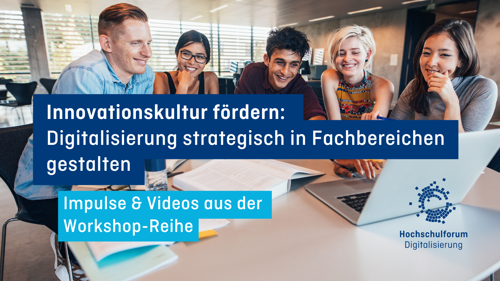 Diverse Gruppe gut gelaunter junger Menschen sitzt an einem Tisch mit Büchern und einem Laptop