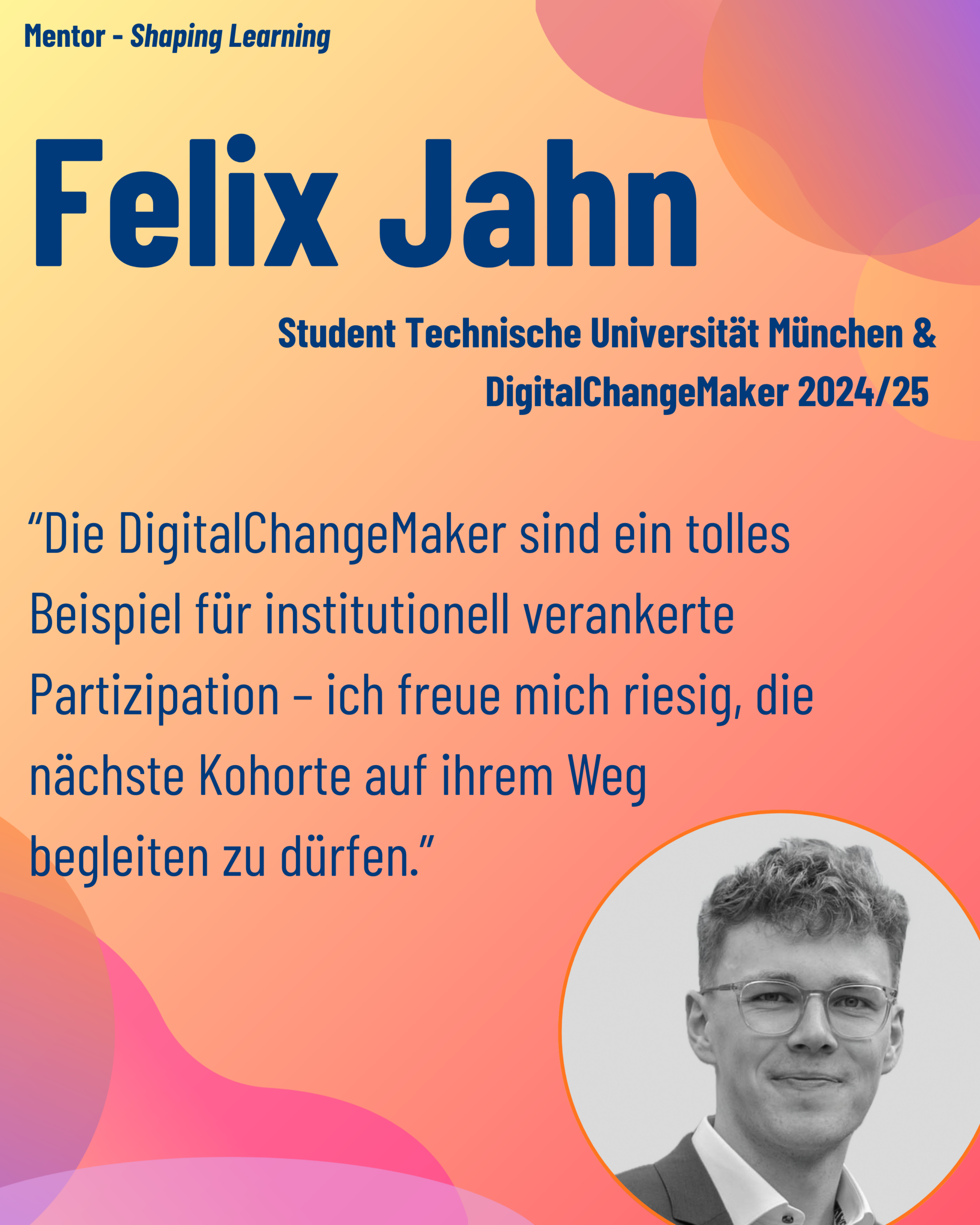 Foto von Mentor Felix Jahn (TU München, ehemaliger DCM) aus dem Thementrack Shaping Learning mit dem Zitat “Die DigitalChangeMaker sind ein tolles Beispiel für institutionell verankerte Partizipation – ich freue mich riesig, die nächste Kohorte auf ihrem Weg begleiten zu dürfen.”