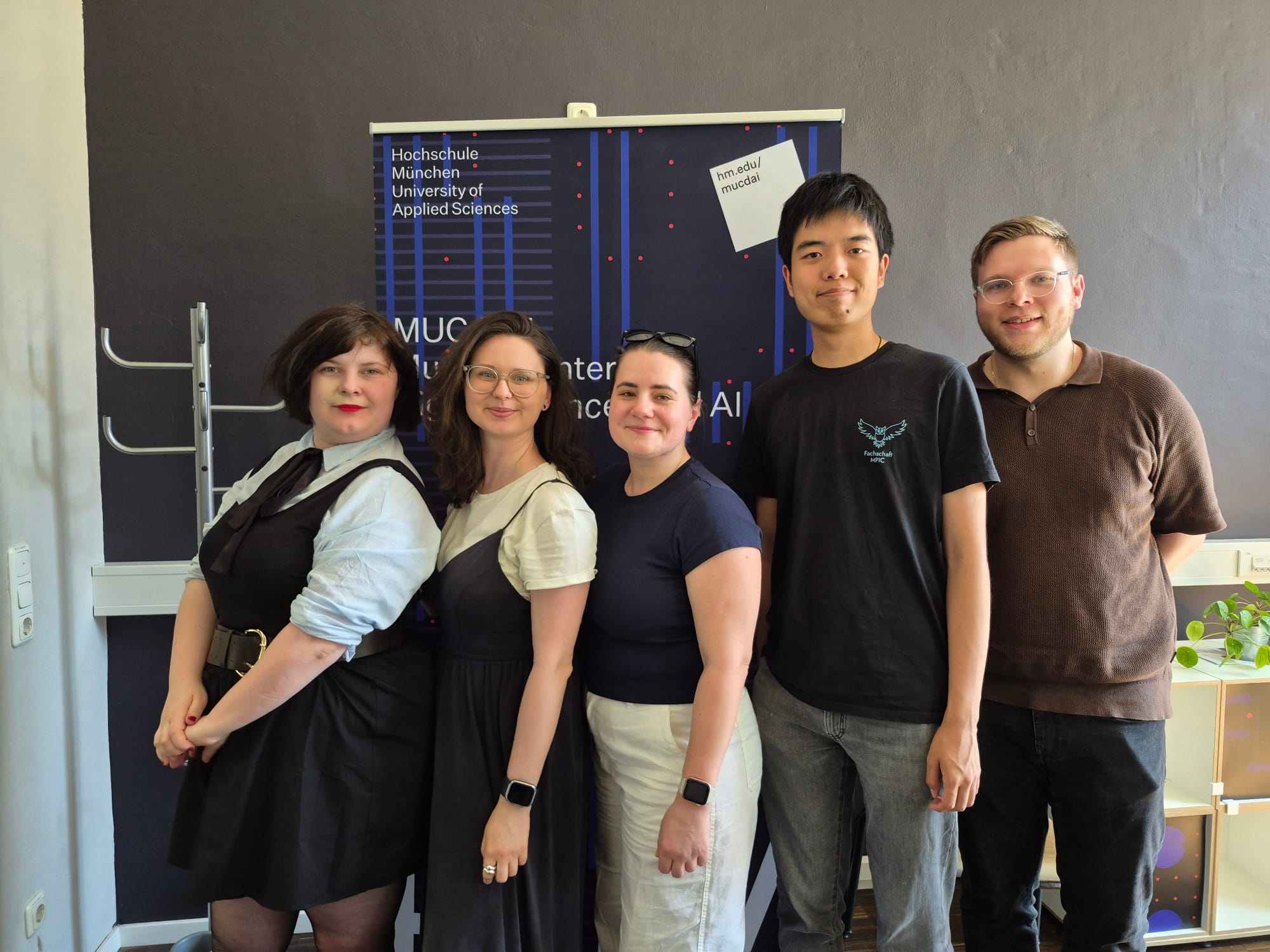 Auf diesem Bild sind die DCMs des Thementracks AI mit ihrer Mentorin in der Hochschule München zu sehen.