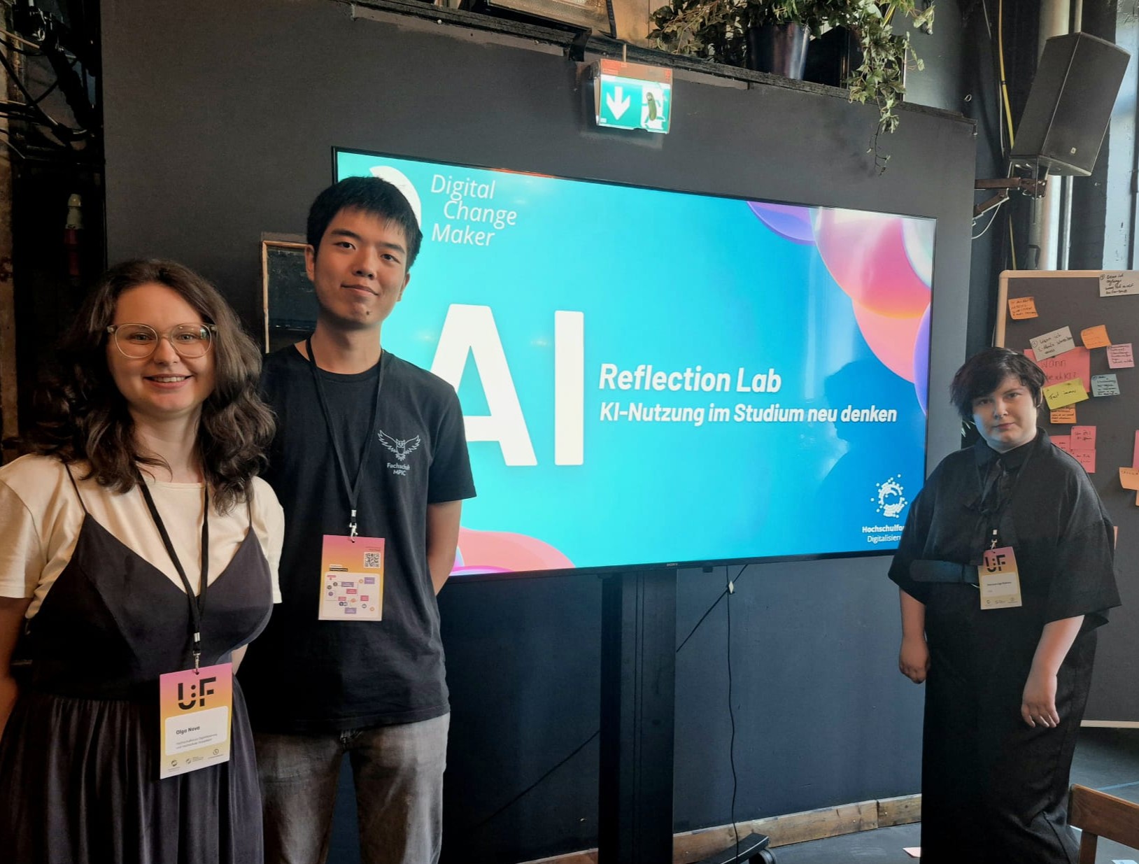 Auf diesem Bild sind die DCMs des Thementracks AI bei ihrem Workshop "AI Reflection Lab" zu sehen.